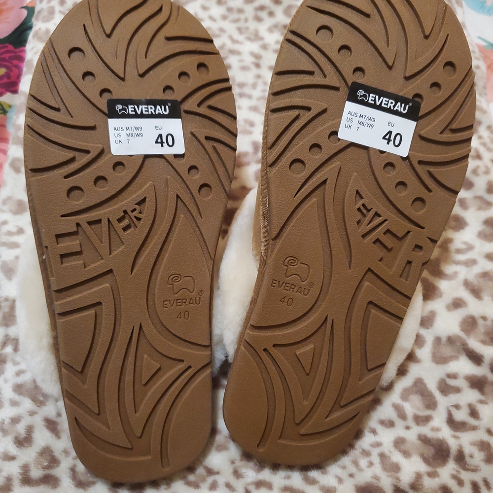 New UGG Slippers - Picture 6 of 8